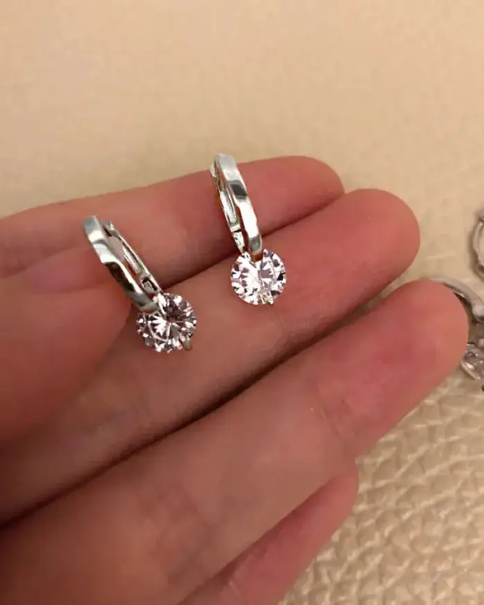 Pendientes redondos de piedra de circonia cúbica con barra de Metal de Color dorado para mujer, pendiente de poste CZ con forma de lazo, pendiente brillante clásico 2