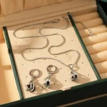 Conjunto de pendientes y collar para mujer, colgante de aleación de cobre de viento ligero de lujo, piedra de cristal negro, sección de Clip para oreja, joyería combinada, 3 uds. 4