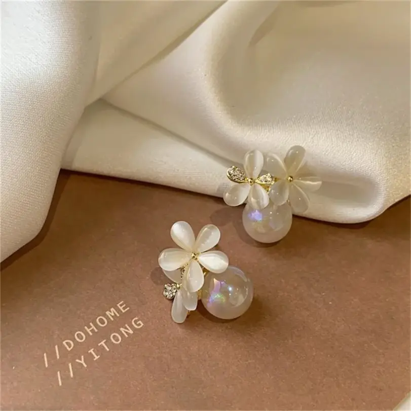 Exquisitos pendientes de ópalo con forma de flor para mujer, aretes coreanos de cristal brillante con perlas de imitación y hojas florales, joyería para fiesta y boda 3