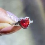 Anillos de compromiso clásicos de corazón de Color plateado para mujer, incrustaciones de piedra CZ blanca y roja, joyería de moda, regalo de fiesta de boda 2