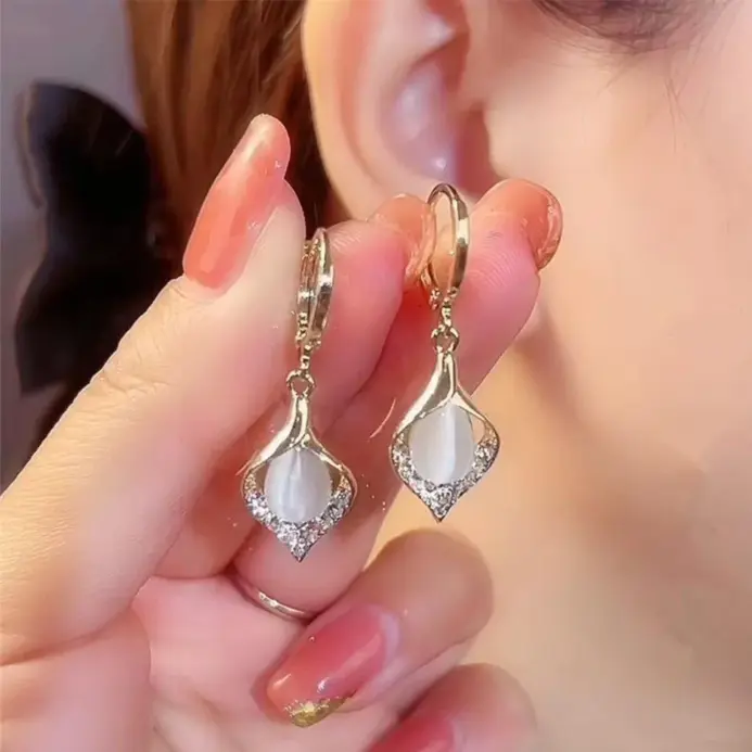 Pendientes de ojo de Ángel coreanos a la moda, pendientes de aro chapados en Color dorado con incrustaciones de diamantes de imitación y pétalos de tulipán, joyería de fiesta para mujer 2