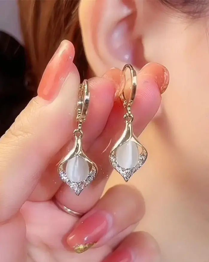 Pendientes de ojo de Ángel coreanos a la moda, pendientes de aro chapados en Color dorado con incrustaciones de diamantes de imitación y pétalos de tulipán, joyería de fiesta para mujer 2