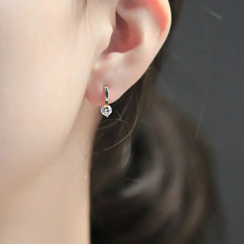 Pendientes redondos de piedra de circonia cúbica con barra de Metal de Color dorado para mujer, pendiente de poste CZ con forma de lazo, pendiente brillante clásico 4