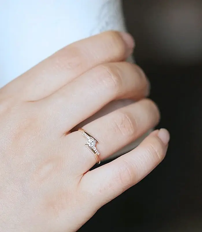 Anillo de boda de diseño moderno para mujer con incrustaciones de piedra de circonia cúbica AAA, anillos de compromiso de Color dorado de lujo, joyería de moda novedosa 2