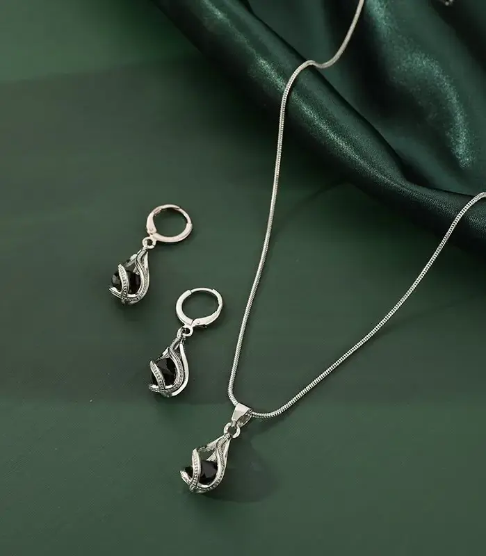 Conjunto de pendientes y collar para mujer, colgante de aleación de cobre de viento ligero de lujo, piedra de cristal negro, sección de Clip para oreja, joyería combinada, 3 uds. 2