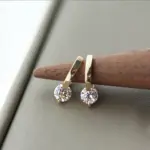 Pendientes redondos de piedra de circonia cúbica con barra de Metal de Color dorado para mujer, pendiente de poste CZ con forma de lazo, pendiente brillante clásico 1