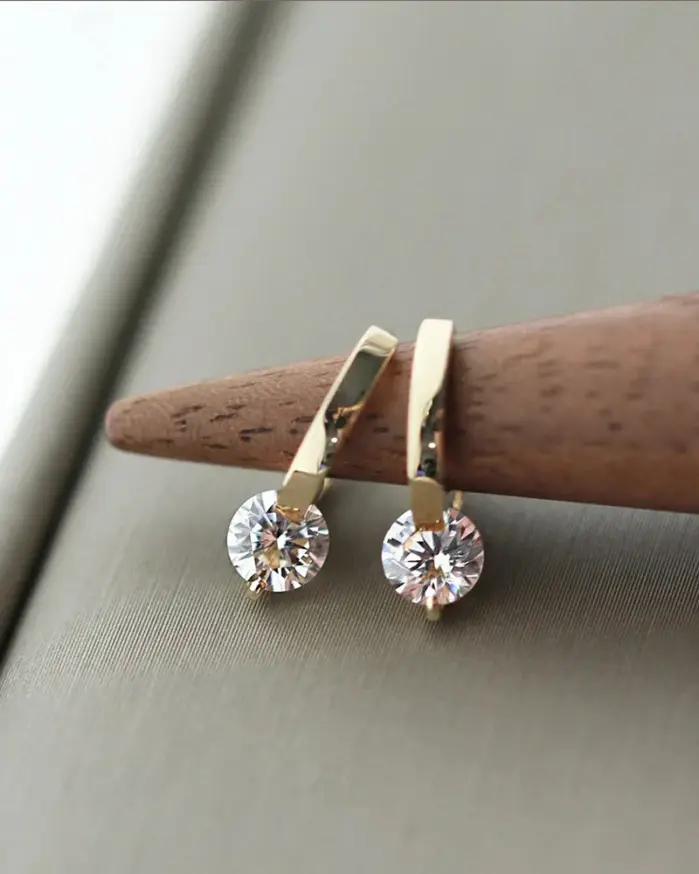 Pendientes redondos de piedra de circonia cúbica con barra de Metal de Color dorado para mujer, pendiente de poste CZ con forma de lazo, pendiente brillante clásico 1