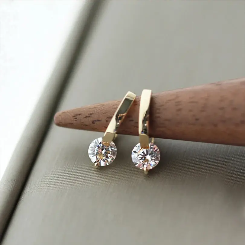 Pendientes redondos de piedra de circonia cúbica con barra de Metal de Color dorado para mujer, pendiente de poste CZ con forma de lazo, pendiente brillante clásico 1