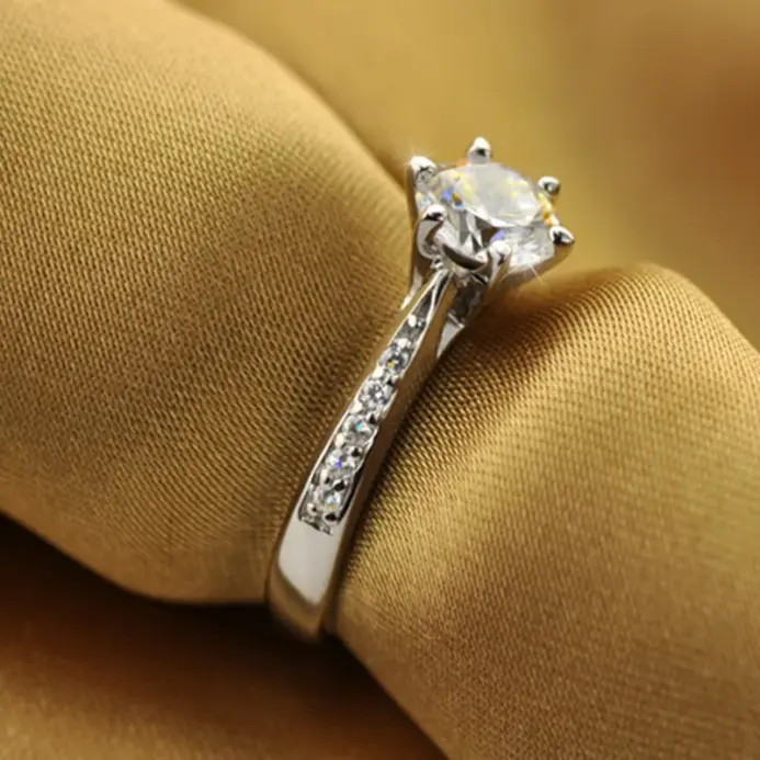 Anillo clásico de Plata de Ley 925 de lujo para mujer, joyería de seis garras, anillo de diamante simple de 70 quilates, anillo de mujer de imitación de diamante 2