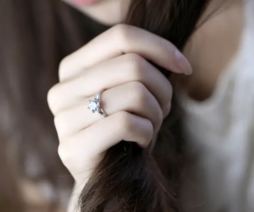 Anillo clásico de Plata de Ley 925 de lujo para mujer, joyería de seis garras, anillo de diamante simple de 70 quilates, anillo de mujer de imitación de diamante 4