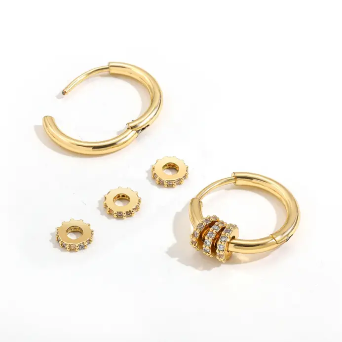 Pendientes de aro Huggies de acero inoxidable de Color dorado redondo pequeño a la moda para mujer, pendientes con dije de Triple engranaje de circonia CZ, hebilla para oreja 2