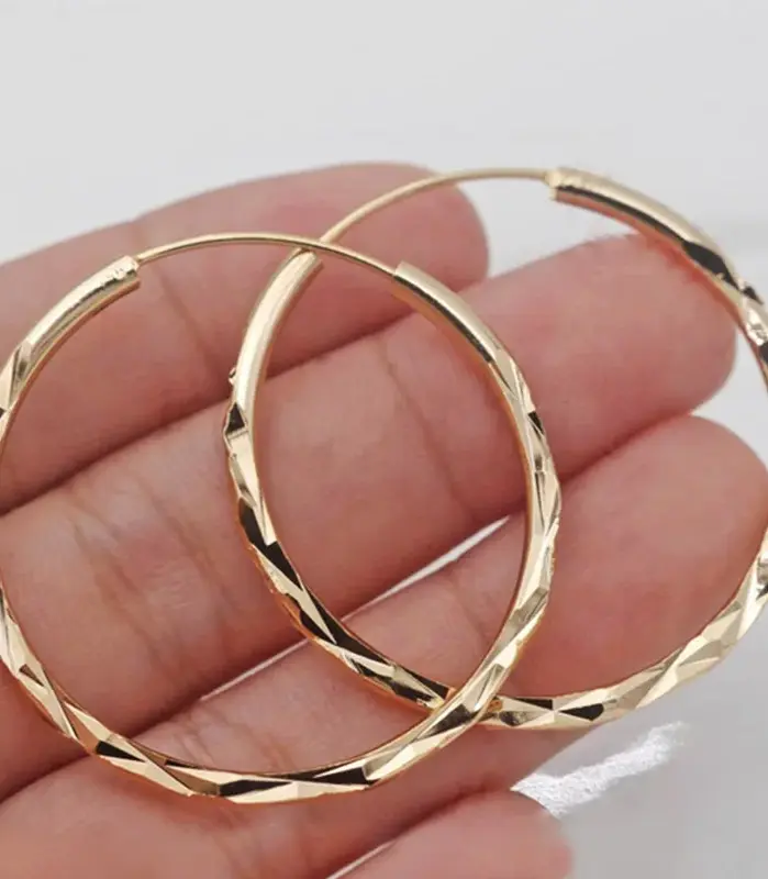 Huitan-pendientes de aro sencillos y clásicos para mujer, traje con patrón geométrico de Color dorado, joyería femenina versátil de Metal para varias ocasiones 1