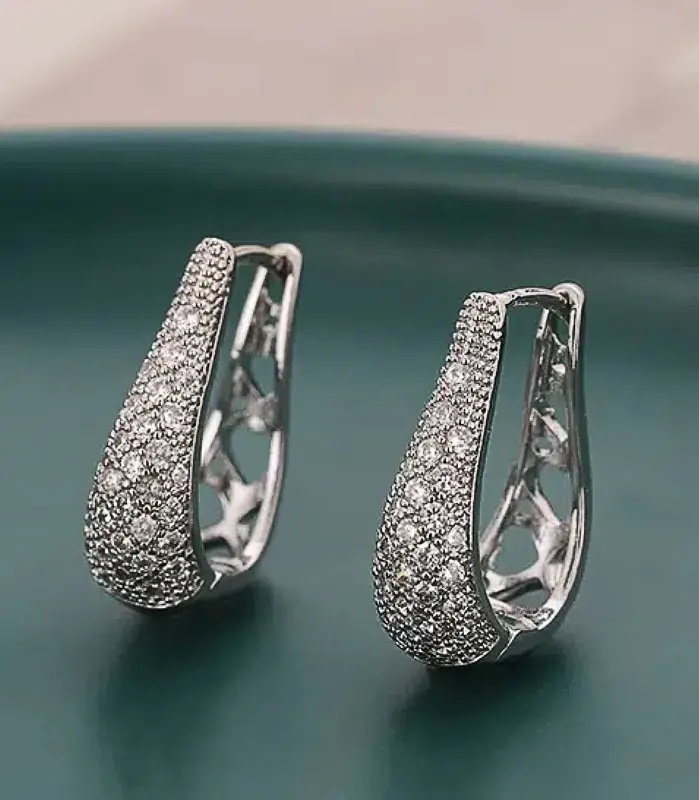 Huitan-pendientes de aro de Color dorado/plateado para mujer, accesorios de circonia brillante de lujo, joyería de fiesta con diseño calado delicado 2