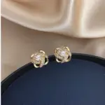 Pendientes ligeros de lujo con circonita para mujer, aretes geométricos huecos cruzados simples, joyería exquisita para fiesta de boda, regalos para mujer 5