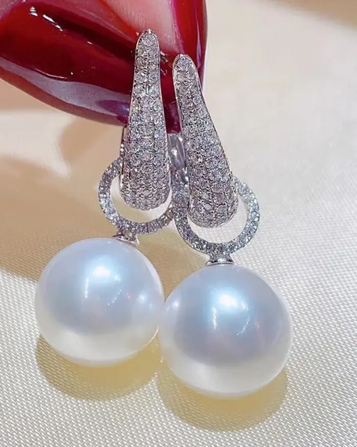 Huitan-pendientes colgantes de perlas de imitación para mujer, joyería elegante de lujo de Color plateado con circonita cúbica ostentosa, tendencia 2