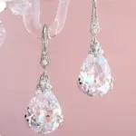 Huitan-pendientes colgantes de circonita de cristal con forma de gota de agua para mujer, diseño Simple y elegante, deslumbrantes CZ, joyería de moda 2