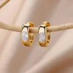 Pendientes de aro de circonia Retro para mujer, aretes perforados de acero inoxidable, pendientes de diseño de nicho simples de lujo ligeros 3