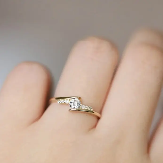 Anillo de boda de diseño moderno para mujer con incrustaciones de piedra de circonia cúbica AAA, anillos de compromiso de Color dorado de lujo, joyería de moda novedosa 1