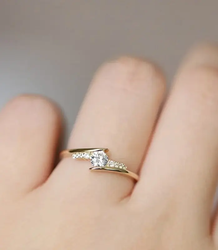 Anillo de boda de diseño moderno para mujer con incrustaciones de piedra de circonia cúbica AAA, anillos de compromiso de Color dorado de lujo, joyería de moda novedosa 1