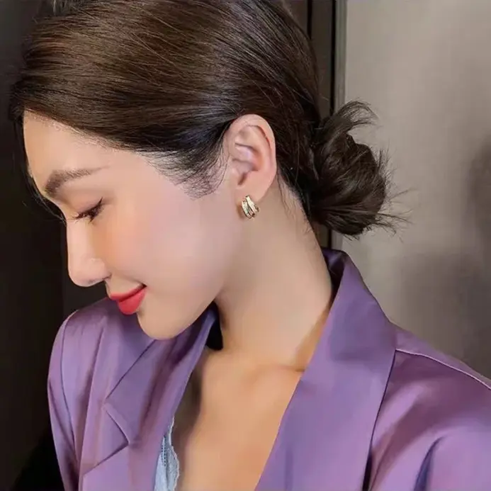 Pendientes de tuerca de Metal con arco de circón para mujer, joyería de moda coreana, accesorios elegantes para fiesta, estudiantes y niñas, nuevo diseño 2024 2