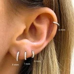 1 par de pendientes de aro minimalistas Huggie de acero inoxidable, pendientes de cartílago del trago de hélice fina de circonia de cristal pequeño, joyería Piercing 4