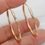 Huitan-pendientes de aro sencillos y clásicos para mujer, traje con patrón geométrico de Color dorado, joyería femenina versátil de Metal para varias ocasiones 2