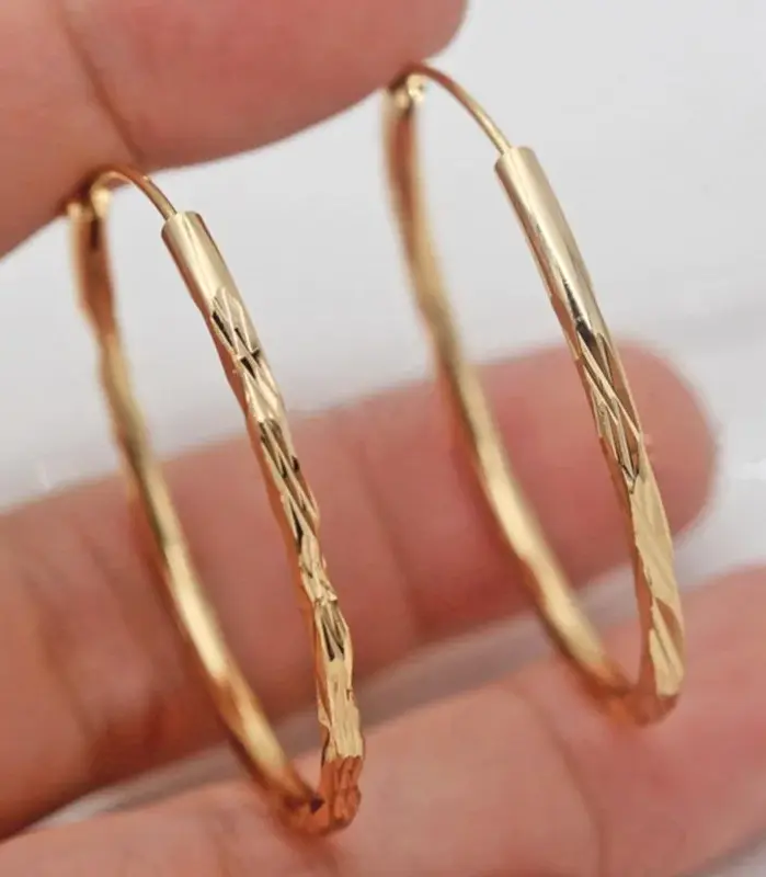Huitan-pendientes de aro sencillos y clásicos para mujer, traje con patrón geométrico de Color dorado, joyería femenina versátil de Metal para varias ocasiones 2