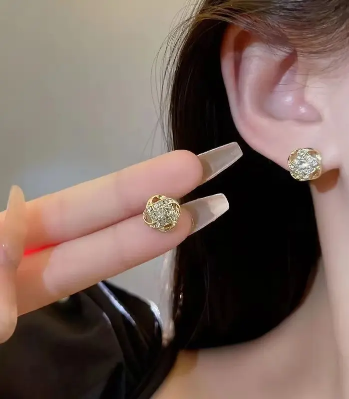 Pendientes ligeros de lujo con circonita para mujer, aretes geométricos huecos cruzados simples, joyería exquisita para fiesta de boda, regalos para mujer 2