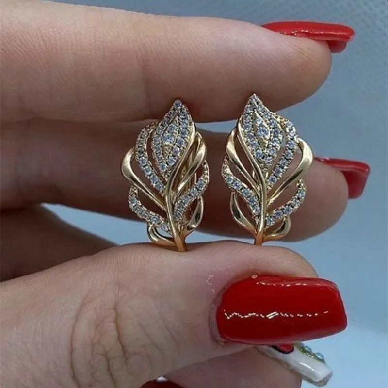 Pendientes de aro Huitan en forma de hoja, pendientes brillantes de circonita cúbica de Color dorado para mujer, joyería de boda nupcial elegante con temperamento 1 Pendientes de aro Huitan en forma de hoja, pendientes brillantes de circonita cúbica de Color dorado para mujer, joyería de boda nupcial elegante con temperamento 1