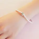 Pulsera de plata de ley 925 con trébol de cuatro hojas, pulsera con hebilla en forma de corazón para mujer, cuentas originales, joyería, regalos de amor 4