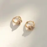 Pendientes de aro Huggies de acero inoxidable de Color dorado redondo pequeño a la moda para mujer, pendientes con dije de Triple engranaje de circonia CZ, hebilla para oreja 3 Pendientes de aro Huggies de acero inoxidable de Color dorado redondo pequeño a la moda para mujer, pendientes con dije de Triple engranaje de circonia CZ, hebilla para oreja 3
