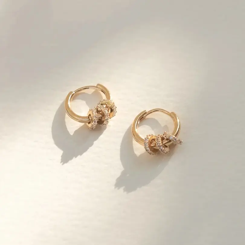 Pendientes de aro Huggies de acero inoxidable de Color dorado redondo pequeño a la moda para mujer, pendientes con dije de Triple engranaje de circonia CZ, hebilla para oreja 3