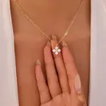 Collar de plata de ley 925 con forma de hoja de circonia cúbica de la suerte para mujer, colgante elegante de flores chapadas en oro de 14k, joyería de boda 4 Collar de plata de ley 925 con forma de hoja de circonia cúbica de la suerte para mujer, colgante elegante de flores chapadas en oro de 14k, joyería de boda 4