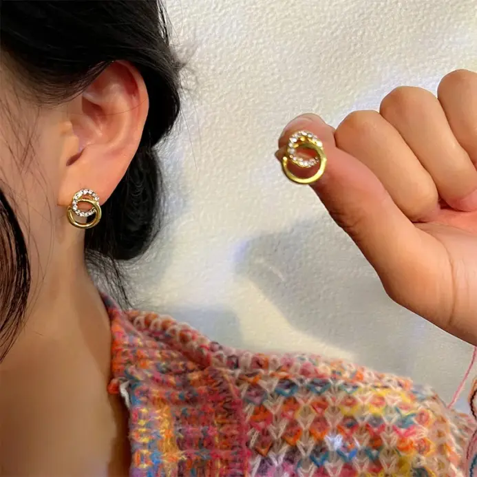 Pendientes geométricos de doble aro de Color dorado, pendientes de diamantes de imitación con incrustaciones brillantes, joyería de lujo ligera a la moda para mujer 2
