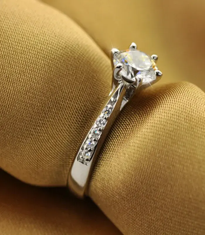 Anillo clásico de Plata de Ley 925 de lujo para mujer, joyería de seis garras, anillo de diamante simple de 70 quilates, anillo de mujer de imitación de diamante 2