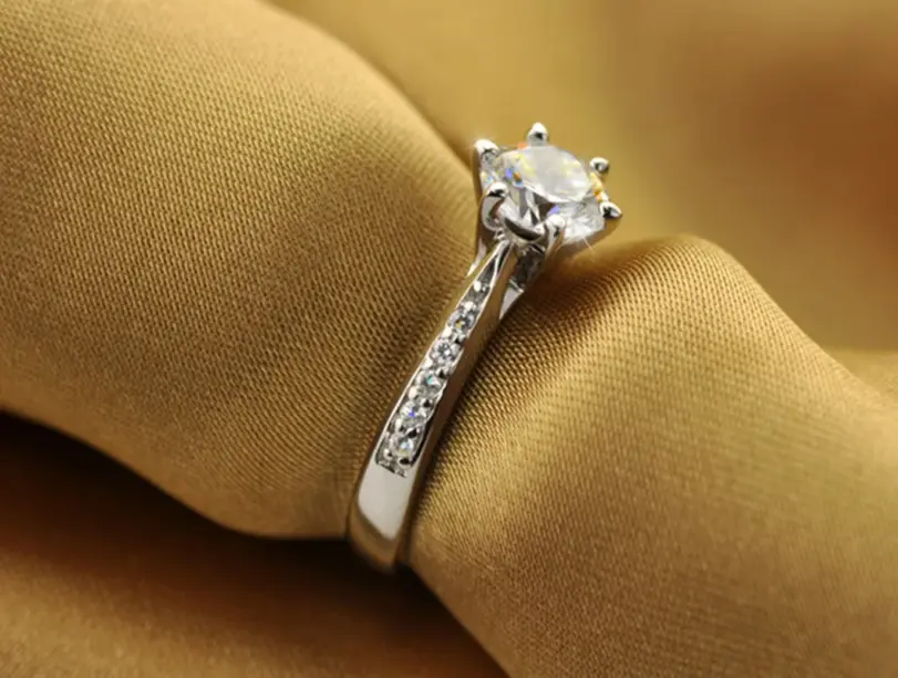Anillo clásico de Plata de Ley 925 de lujo para mujer, joyería de seis garras, anillo de diamante simple de 70 quilates, anillo de mujer de imitación de diamante 2