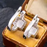 Pendientes de aro con diseño geométrico Huitan para mujer, accesorios delicados de moda para fiesta de boda, joyería delicada con incrustaciones de circonita azul brillante 4