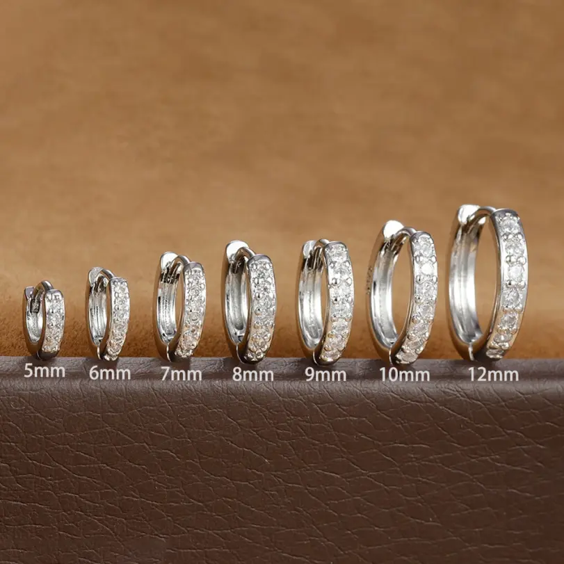 1 par de pendientes de aro minimalistas Huggie de acero inoxidable, pendientes de cartílago del trago de hélice fina de circonia de cristal pequeño, joyería Piercing 5