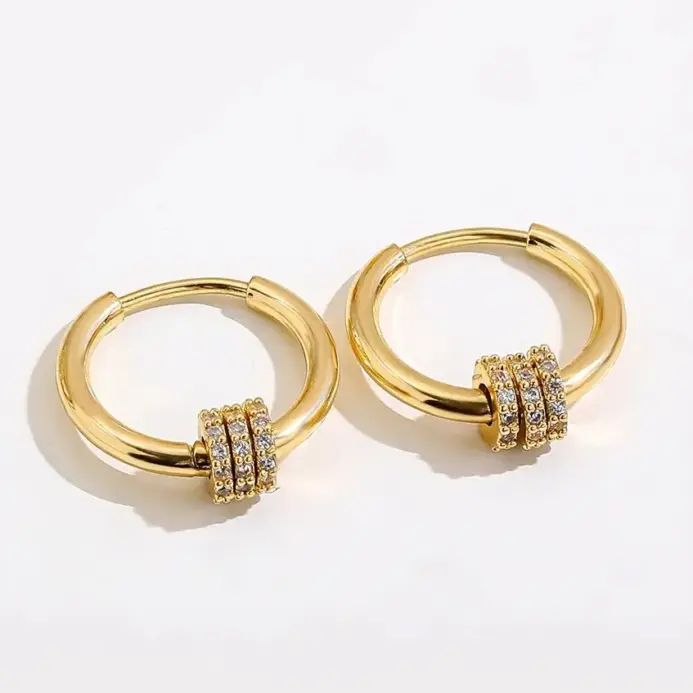Pendientes de aro Huggies de acero inoxidable de Color dorado redondo pequeño a la moda para mujer, pendientes con dije de Triple engranaje de circonia CZ, hebilla para oreja 1