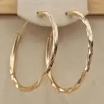 Huitan-pendientes de aro sencillos y clásicos para mujer, traje con patrón geométrico de Color dorado, joyería femenina versátil de Metal para varias ocasiones 3