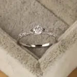 Anillo de mujer de circonia cúbica de estilo lujoso ligero en Europa y América anillo de temperamento de moda Simple 2