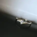 Anillo de boda de diseño moderno para mujer con incrustaciones de piedra de circonia cúbica AAA, anillos de compromiso de Color dorado de lujo, joyería de moda novedosa 4
