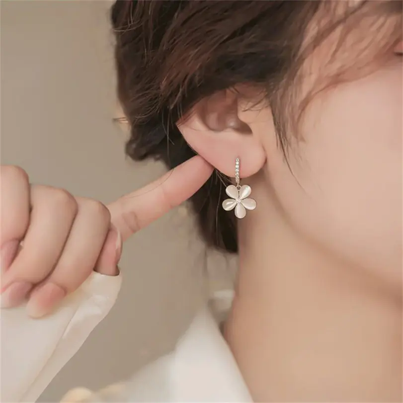 Exquisitos pendientes de ópalo con forma de flor para mujer, aretes coreanos de cristal brillante con perlas de imitación y hojas florales, joyería para fiesta y boda 6