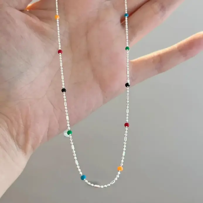 Collar de plata de ley 925 con gargantilla de cuentas multicolores geométricas simples, cadena de clavícula delicada y brillante para mujer 1