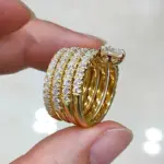 Huitan-Anillo ancho de lujo de Color dorado para mujer, accesorios de fiesta para ceremonia de compromiso, joyería para dedo de circonia brillante 3