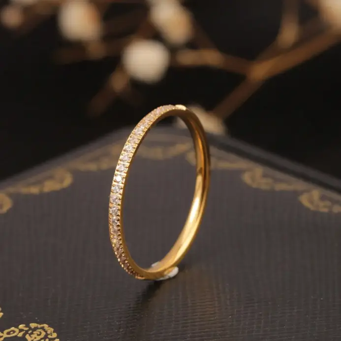 1 pieza de anillo fino de acero inoxidable chapado en oro de 18 quilates con microincrustaciones de diamantes de imitación blancos y rojos, elegante, moderno y con estilo, adecuado para el uso diario de mujeres, fiestas y como regalo. 1