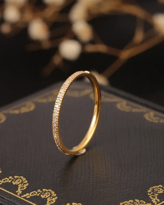 1 pieza de anillo fino de acero inoxidable chapado en oro de 18 quilates con microincrustaciones de diamantes de imitación blancos y rojos, elegante, moderno y con estilo, adecuado para el uso diario de mujeres, fiestas y como regalo. 1