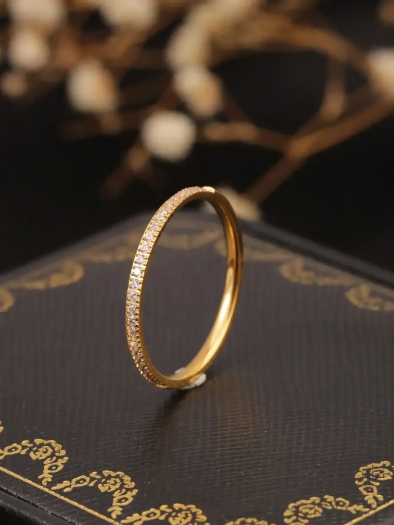 1 pieza de anillo fino de acero inoxidable chapado en oro de 18 quilates con microincrustaciones de diamantes de imitación blancos y rojos, elegante, moderno y con estilo, adecuado para el uso diario de mujeres, fiestas y como regalo. 1