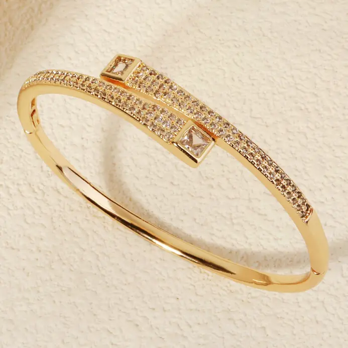 Pulsera Simple con tachuelas para mujer, brazalete clásico con apertura de cobre y circonio, joyería diaria, accesorios como regalo 2