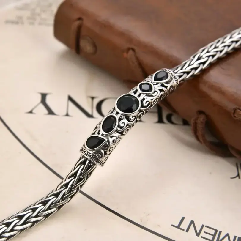 💎 Collar "Black Diamond Geometry" – Estilo Vanguardista Hecho a Mano 4